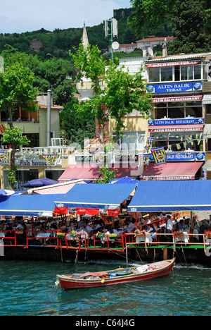 ISTANBUL, TÜRKEI. Eine bunte Szene an der Uferpromenade am Anadolu Kavagi auf dem asiatischen Ufer des Bosporus. 2011. Stockfoto