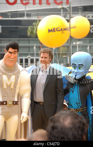 Metro Man, Will Ferrell, Megamind bei einem öffentlichen Auftritt für DreamWorks Animation & Guinness World Records größten Superhelden treffen In Support Of MEGAMIND, Nokia Plaza La LIVE, Los Angeles, CA 2. Oktober 2010. Foto von: Michael Germana/Everett Collection Stockfoto