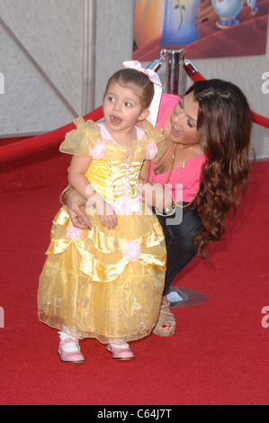 Estella Ines, Ali Landry im Ankunftsbereich für Walt Disney Studios Home Entertainment Gastgeber Sing-A-Long Premiere von BEAUTY AND THE BEAST, El Capitan Theatre, Los Angeles, CA 2. Oktober 2010. Foto von: Michael Germana/Everett Collection Stockfoto