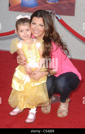 Estella Ines, Ali Landry im Ankunftsbereich für Walt Disney Studios Home Entertainment Gastgeber Sing-A-Long Premiere von BEAUTY AND THE BEAST, El Capitan Theatre, Los Angeles, CA 2. Oktober 2010. Foto von: Michael Germana/Everett Collection Stockfoto