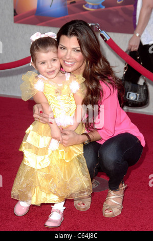 Estella Ines, Ali Landry im Ankunftsbereich für Walt Disney Studios Home Entertainment Gastgeber Sing-A-Long Premiere von BEAUTY AND THE BEAST, El Capitan Theatre, Los Angeles, CA 2. Oktober 2010. Foto von: Michael Germana/Everett Collection Stockfoto