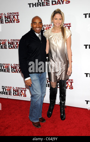 Tiki Barber, Traci Lynn Johnson bei der Ankunft für die nächsten drei Tage Premiere, The Ziegfeld Theatre, New York, NY 9. November 2010. Foto von: Desiree Navarro/Everett Collection Stockfoto