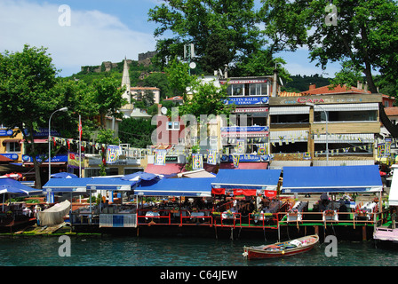 ISTANBUL, TÜRKEI. Einen bunten Blick auf der Uferpromenade am Anadolu Kavagi am asiatischen Ufer des Bosporus. 2011. Stockfoto