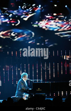 Elton John in die Teilnehmerliste für Andre Agassi Foundation for Education 15. Grand-Slam-für Kinder-Benefiz-Konzert, Wynn Las Vegas, Las Vegas, NV 9. Oktober 2010. Foto von: James Atoa/Everett Collection Stockfoto