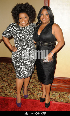 Yvette Nicole Brown, Sherri Shepherd im Ankunftsbereich für BraveHeart Awards 2010, The Hyatt Regency Century Plaza Hotel, Los Angeles, CA 9. Oktober 2010. Foto von: Dee Cercone/Everett Collection Stockfoto