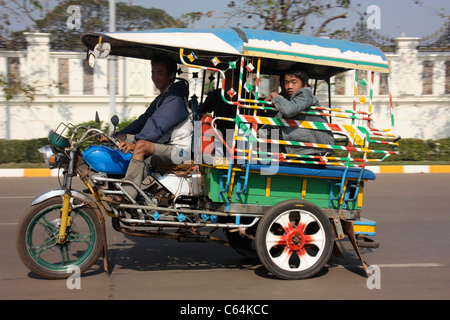 Laotische Jumbo Dreirad Passagier Rikscha durch Vientiane, Laos Stockfoto