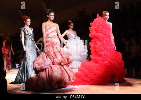 Modelle auf dem Laufsteg für Christian Siriano Frühjahr 2011 Mode-Präsentation, Lincoln Center, New York, NY 9. September 2010. Foto von: Rob Rich/Everett Collection Stockfoto