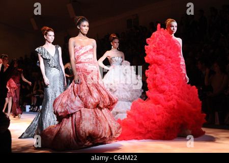 Modelle auf dem Laufsteg für Christian Siriano Frühjahr 2011 Mode-Präsentation, Lincoln Center, New York, NY 9. September 2010. Foto von: Rob Rich/Everett Collection Stockfoto