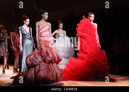 Modelle auf dem Laufsteg für Christian Siriano Frühjahr 2011 Mode-Präsentation, Lincoln Center, New York, NY 9. September 2010. Foto von: Rob Rich/Everett Collection Stockfoto