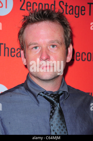 Dallas Roberts im Ankunftsbereich für Vertrauen-Premiere am Broadway, Second Stage Theatre, New York, NY 12. August 2010. Foto von: Gregorio T. Binuya/Everett Collection Stockfoto