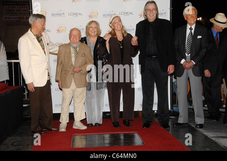 Roger Williams, Mickey Rooney, Jan Rooney, Diane Ladd, Jim Ladd, Bob Barker in Anwesenheit Fame für Hollywood Walk of 50. Feier, Hollywood & Highland Grand Ballroom, Los Angeles, CA 3. November 2010. Foto von: Michael Germana/Everett Collection Stockfoto