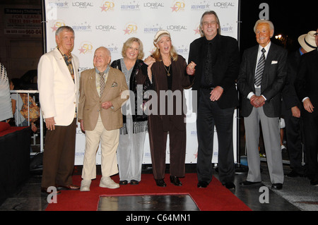 Roger Williams, Mickey Rooney, Jan Rooney, Diane Ladd, Jim Ladd, Bob Barker in Anwesenheit Fame für Hollywood Walk of 50. Feier, Hollywood & Highland Grand Ballroom, Los Angeles, CA 3. November 2010. Foto von: Michael Germana/Everett Collection Stockfoto