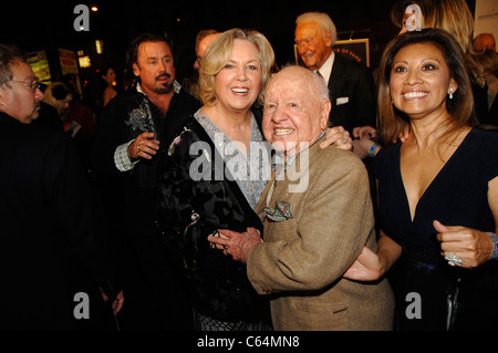 Jan Rooney, Mickey Rooney in Anwesenheit Fame für Hollywood Walk of 50. Feier, Hollywood & Highland Grand Ballroom, Los Angeles, CA 3. November 2010. Foto von: Michael Germana/Everett Collection Stockfoto