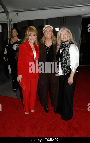 Barbara Eden, Diane Ladd, Connie Stevens in Anwesenheit Fame für Hollywood Walk of 50. Feier, Hollywood & Highland Grand Ballroom, Los Angeles, CA 3. November 2010. Foto von: Michael Germana/Everett Collection Stockfoto