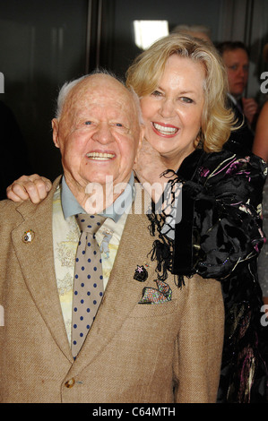 Mickey Rooney, Jan Rooney in Anwesenheit Fame für Hollywood Walk of 50. Feier, Hollywood & Highland Grand Ballroom, Los Angeles, CA 3. November 2010. Foto von: Michael Germana/Everett Collection Stockfoto