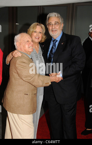 Mickey Rooney, Jan Rooney, Placido Domingo in Anwesenheit Fame für Hollywood Walk of 50. Feier, Hollywood & Highland Grand Ballroom, Los Angeles, CA 3. November 2010. Foto von: Michael Germana/Everett Collection Stockfoto