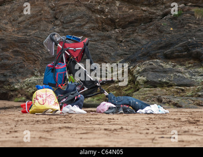 Ein Schuss von einem verlassenen Buggy und Kleidung an einem Strand Stockfoto