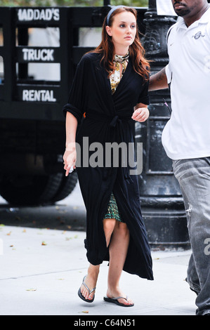 Leighton Meester, geht zu ihrem Anhänger an die "Gossip Girl" Film-set in der Upper West Side von Manhattan unterwegs für Promi-Schnappschüsse - Freitag, New York, NY 3. September 2010. Foto von: Ray Tamarra/Everett Collection Stockfoto