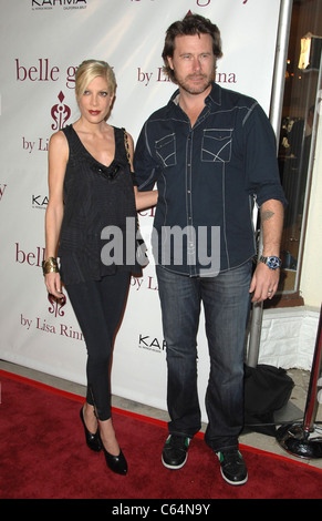 Tori Spelling, Dean McDermott in Anwesenheit für Belle Gray Boutique 7. Jahrestag, Belle Gray Boutique, Los Angeles, CA 12. Februar 2010. Foto von: Dee Cercone/Everett Collection Stockfoto