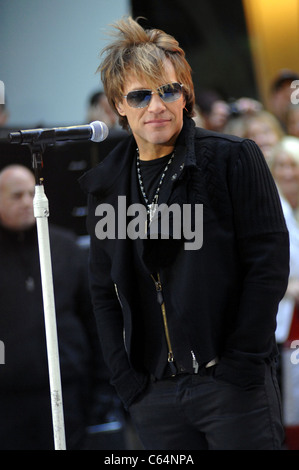 Jon Bon Jovi auf der Bühne für NBC heute zeigen Konzert mit Bon Jovi, Rockefeller Plaza, New York, NY 12. November 2010. Foto von: William D. Bird/Everett Collection Stockfoto