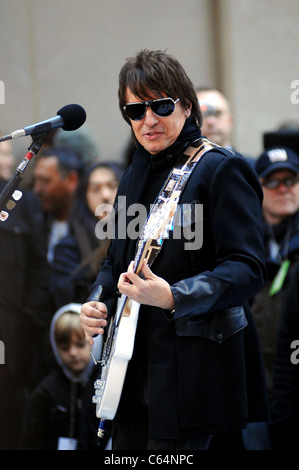 Richie Sambora für NBC heute zeigen Konzert mit Bon Jovi, Rockefeller Plaza, New York, NY 12. November 2010 auf der Bühne. Foto von: William D. Bird/Everett Collection Stockfoto