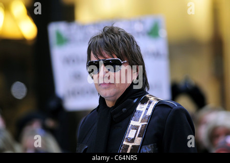 Richie Sambora für NBC heute zeigen Konzert mit Bon Jovi, Rockefeller Plaza, New York, NY 12. November 2010 auf der Bühne. Foto von: William D. Bird/Everett Collection Stockfoto