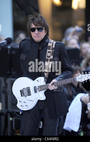 Richie Sambora für NBC heute zeigen Konzert mit Bon Jovi, Rockefeller Plaza, New York, NY 12. November 2010 auf der Bühne. Foto von: Kristin Callahan/Everett Collection Stockfoto