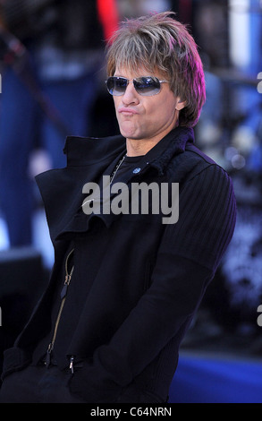 Jon Bon Jovi auf der Bühne für NBC heute zeigen Konzert mit Bon Jovi, Rockefeller Plaza, New York, NY 12. November 2010. Foto von: Kristin Callahan/Everett Collection Stockfoto