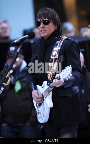 Richie Sambora für NBC heute zeigen Konzert mit Bon Jovi, Rockefeller Plaza, New York, NY 12. November 2010 auf der Bühne. Foto von: Kristin Callahan/Everett Collection Stockfoto