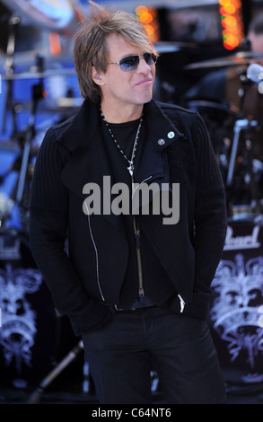 Jon Bon Jovi auf der Bühne für NBC heute zeigen Konzert mit Bon Jovi, Rockefeller Plaza, New York, NY 12. November 2010. Foto von: Kristin Callahan/Everett Collection Stockfoto