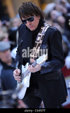 Richie Sambora für NBC heute zeigen Konzert mit Bon Jovi, Rockefeller Plaza, New York, NY 12. November 2010 auf der Bühne. Foto von: Kristin Callahan/Everett Collection Stockfoto