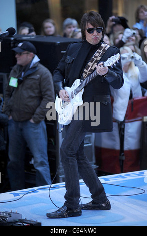 Richie Sambora für NBC heute zeigen Konzert mit Bon Jovi, Rockefeller Plaza, New York, NY 12. November 2010 auf der Bühne. Foto von: Kristin Callahan/Everett Collection Stockfoto