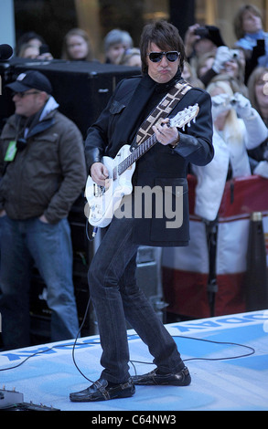 Richie Sambora für NBC heute zeigen Konzert mit Bon Jovi, Rockefeller Plaza, New York, NY 12. November 2010 auf der Bühne. Foto von: Kristin Callahan/Everett Collection Stockfoto