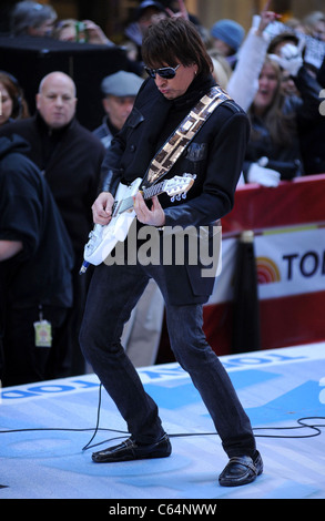 Richie Sambora für NBC heute zeigen Konzert mit Bon Jovi, Rockefeller Plaza, New York, NY 12. November 2010 auf der Bühne. Foto von: Kristin Callahan/Everett Collection Stockfoto