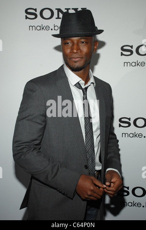 Taye Diggs im Ankunftsbereich für Sony stellt weltweit erste Internet-Fernsehen mit Google TV, Espace, New York, NY 12. Oktober 2010. Foto von: William D. Bird/Everett Collection Stockfoto