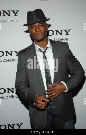 Taye Diggs im Ankunftsbereich für Sony stellt weltweit erste Internet-Fernsehen mit Google TV, Espace, New York, NY 12. Oktober 2010. Foto von: William D. Bird/Everett Collection Stockfoto