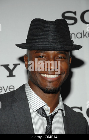 Taye Diggs im Ankunftsbereich für Sony stellt weltweit erste Internet-Fernsehen mit Google TV, Espace, New York, NY 12. Oktober 2010. Foto von: William D. Bird/Everett Collection Stockfoto