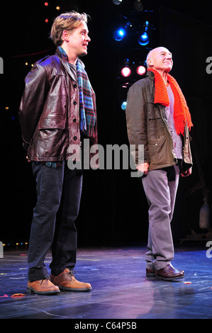 T. R. Knight, Patrick Stewart auf ein Leben IN der Theater-Premiere am Broadway, Schoenfeld Theatre, New York, NY 12. Oktober 2010. Foto von: Gregorio T. Binuya/Everett Collection Stockfoto