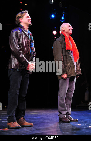 T. R. Knight, Patrick Stewart auf ein Leben IN der Theater-Premiere am Broadway, Schoenfeld Theatre, New York, NY 12. Oktober 2010. Foto von: Gregorio T. Binuya/Everett Collection Stockfoto