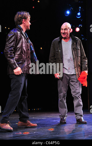 T. R. Knight, Patrick Stewart auf ein Leben IN der Theater-Premiere am Broadway, Schoenfeld Theatre, New York, NY 12. Oktober 2010. Foto von: Gregorio T. Binuya/Everett Collection Stockfoto