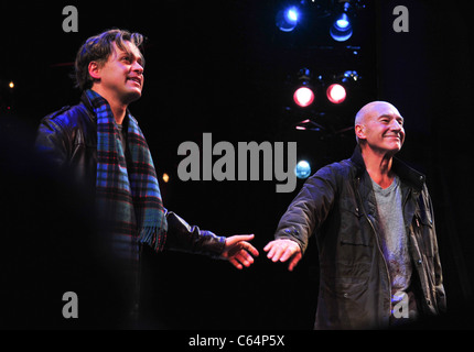 T. R. Knight, Patrick Stewart auf ein Leben IN der Theater-Premiere am Broadway, Schoenfeld Theatre, New York, NY 12. Oktober 2010. Foto von: Gregorio T. Binuya/Everett Collection Stockfoto