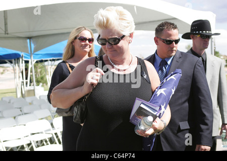 Jill Vandenberg bei einem öffentlichen Auftritt für Trauerfeiern für Schauspieler Tony Curtis, Palmen Leichenhalle, Henderson, NV 4. Oktober 2010. Foto von: James Atoa/Everett Collection Stockfoto