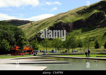 Holyrood Park Blick über Queen es fahren nach Arthurs Seat ein erloschenen Vulkans in Edinburgh Schottland, Vereinigtes Königreich Stockfoto