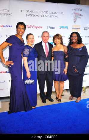 Jerri DeVard, Dr. Beverly Tatum, New Yorks Bürgermeister Michael Bloomberg, Kathryn C. Chenault, LaTanya Richardson Jackson im Ankunftsbereich für blaue Gala Benefit für Spelman College, The Plaza Hotel, New York, NY 4. Oktober 2010. Foto von: Gregorio T. Binuya/Everett Collection Stockfoto