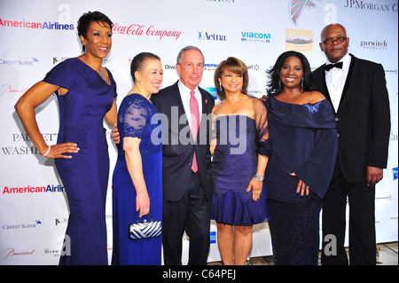 Jerri DeVard, Dr. Beverly Tatum, New Yorks Bürgermeister Michael Bloomberg, Kathryn C. Chenault, LaTanya Richardson Jackson, Samuel im Ankunftsbereich für blaue Gala Benefit für Spelman College, The Plaza Hotel, New York, NY 4. Oktober 2010. Foto von: Gregorio T. Binuya/Everett Collection Stockfoto