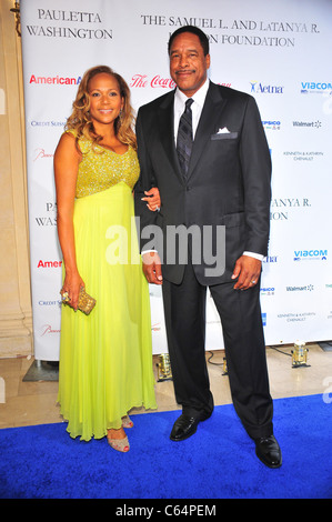 Tonya Winfield, Dave Winfield im Ankunftsbereich für blaue Gala Benefit für Spelman College, The Plaza Hotel, New York, NY 4. Oktober 2010. Foto von: Gregorio T. Binuya/Everett Collection Stockfoto