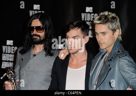 Tomo Milicevic, Shannon Leto, Jared Leto von 30 Seconds to Mars in der Presse Raum für 2010 MTV Video Music Awards VMA es - PRESS ROOM - NO US PRINT-Nutzung bis 16.09.2010, Nokia Theatre L.A. LIVE, Los Angeles, CA 12. September 2010. Foto von: Sara Cozolino/Everett Collection Stockfoto