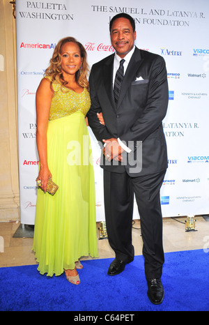 Tonya Winfield, Dave Winfield im Ankunftsbereich für blaue Gala Benefit für Spelman College, The Plaza Hotel, New York, NY 4. Oktober 2010. Foto von: Gregorio T. Binuya/Everett Collection Stockfoto