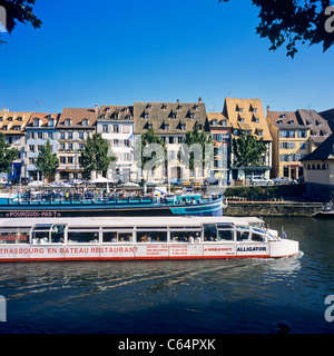 Restaurant Ausflugsschiff vorbei "Quai des Pêcheurs" Fischer Kai, Straßburg, Elsass, Frankreich Stockfoto