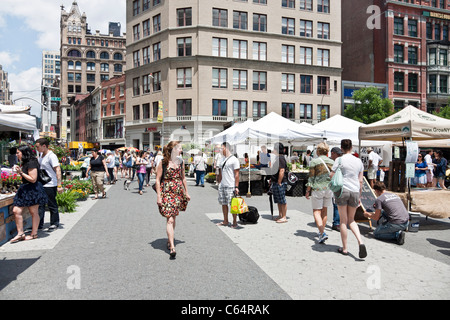 Menschen suchen Union Square Bauern Greenmarket an einem schönen Sommertag Samstag Manhattan New York City Stockfoto